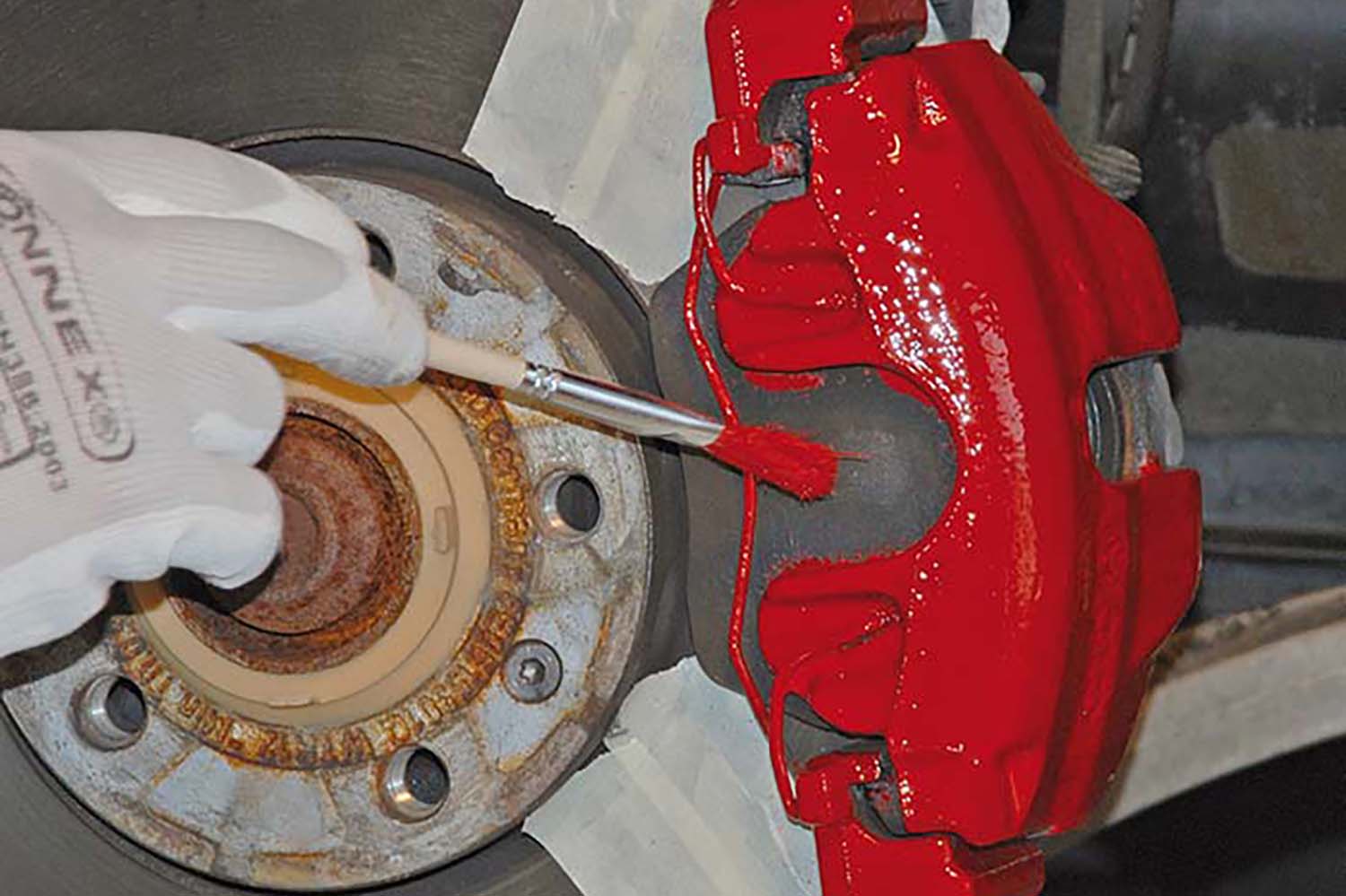 Detailaufnahme, Bremssattellack auftragen