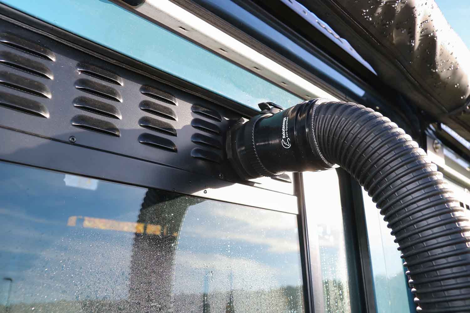 Detailaufnahme, Warluflexschlauch durch Lüftungsgitter zum Beheizen des Wageninneren