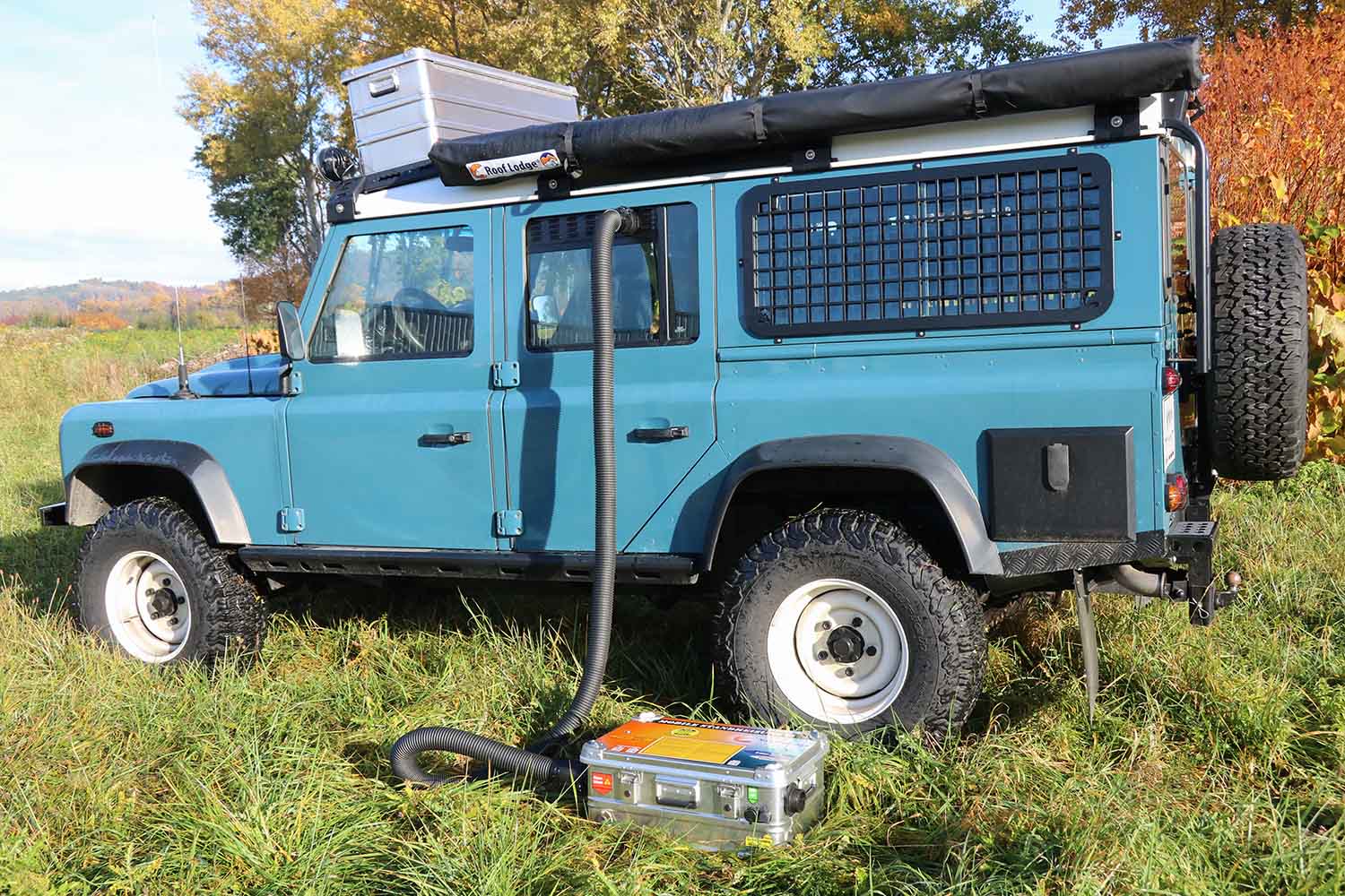 Anwendungsbeispiel, Heizen des Wageninneren mit mobiler Heizbox, mit Warmluftdruchführung durch Fenstergitter