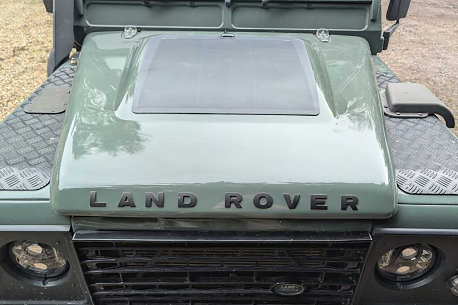 Solarpanel auf der Motorhaube eines Land Rover Defender Td4