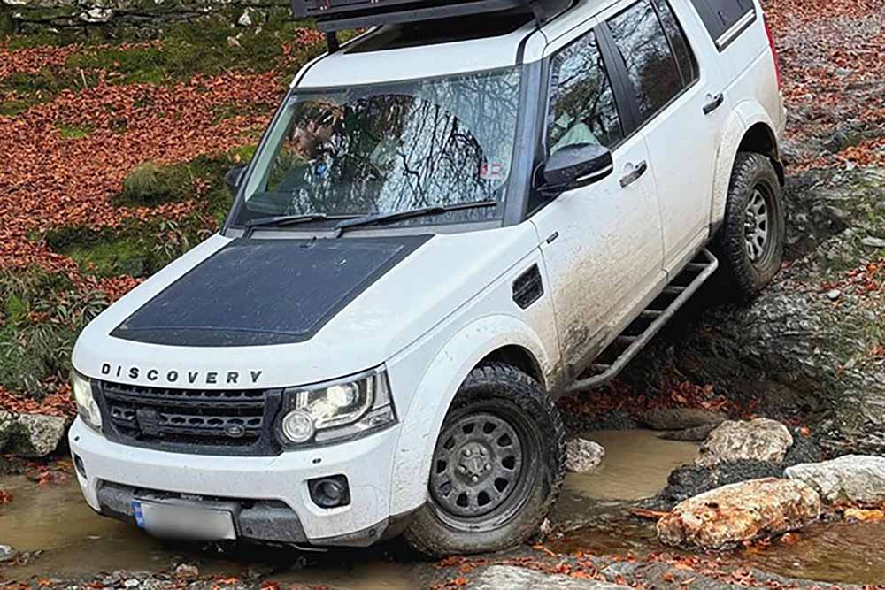 Land Rover Discovery 3 mit Solarpanel auf der Motorhaube in schräger Frontansicht