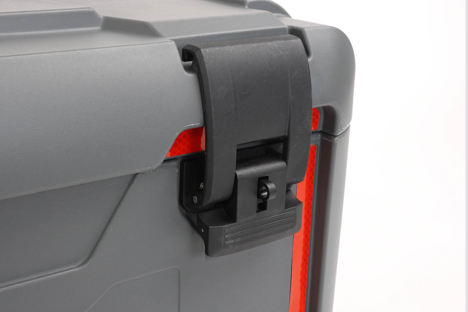 Transportbox, Detailaufnahme Verriegelungsclip, absperrbar
