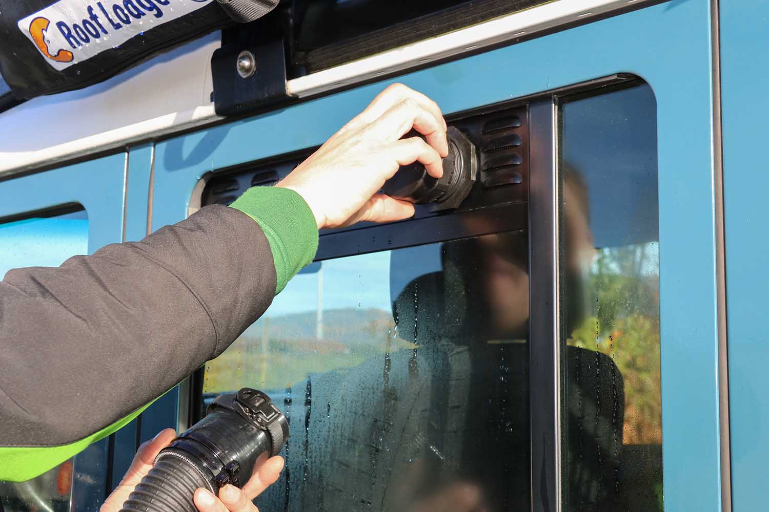 Detailaufnahme, Deckel von Warmluftdurchführung abschrauben