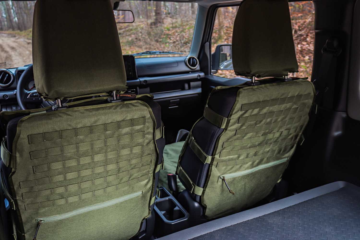 Bezug mit MOLLE, oliv, am Fahrzeug, Suzuki Jimny 2