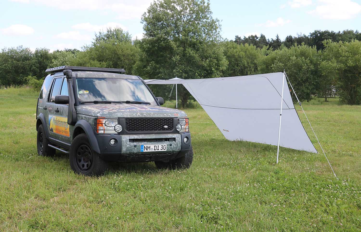 Roof Lodge Tarp mit Teleskopstangen am Offroad-Fahrzeug