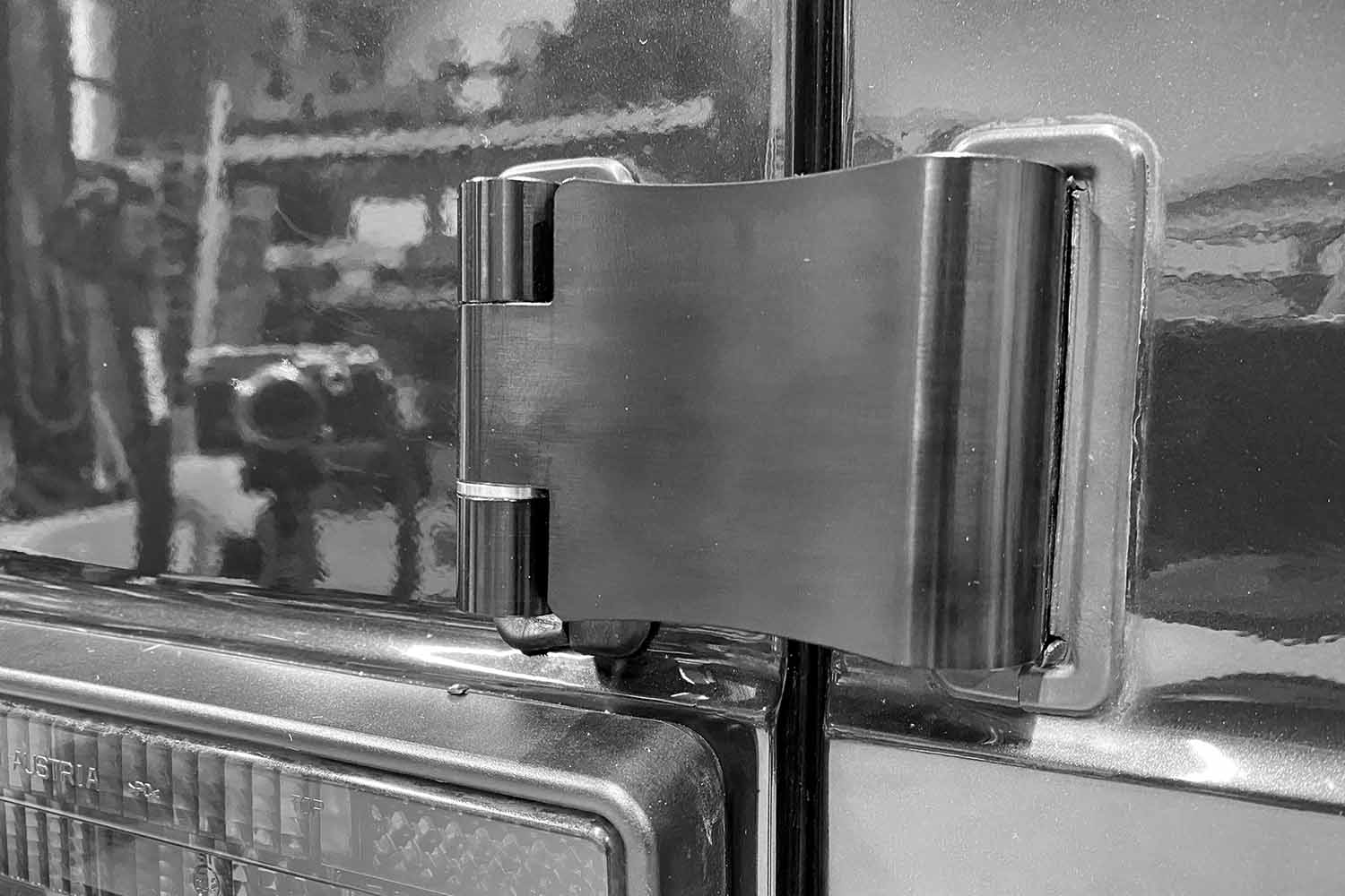 Rear door hinges, UV-resistant