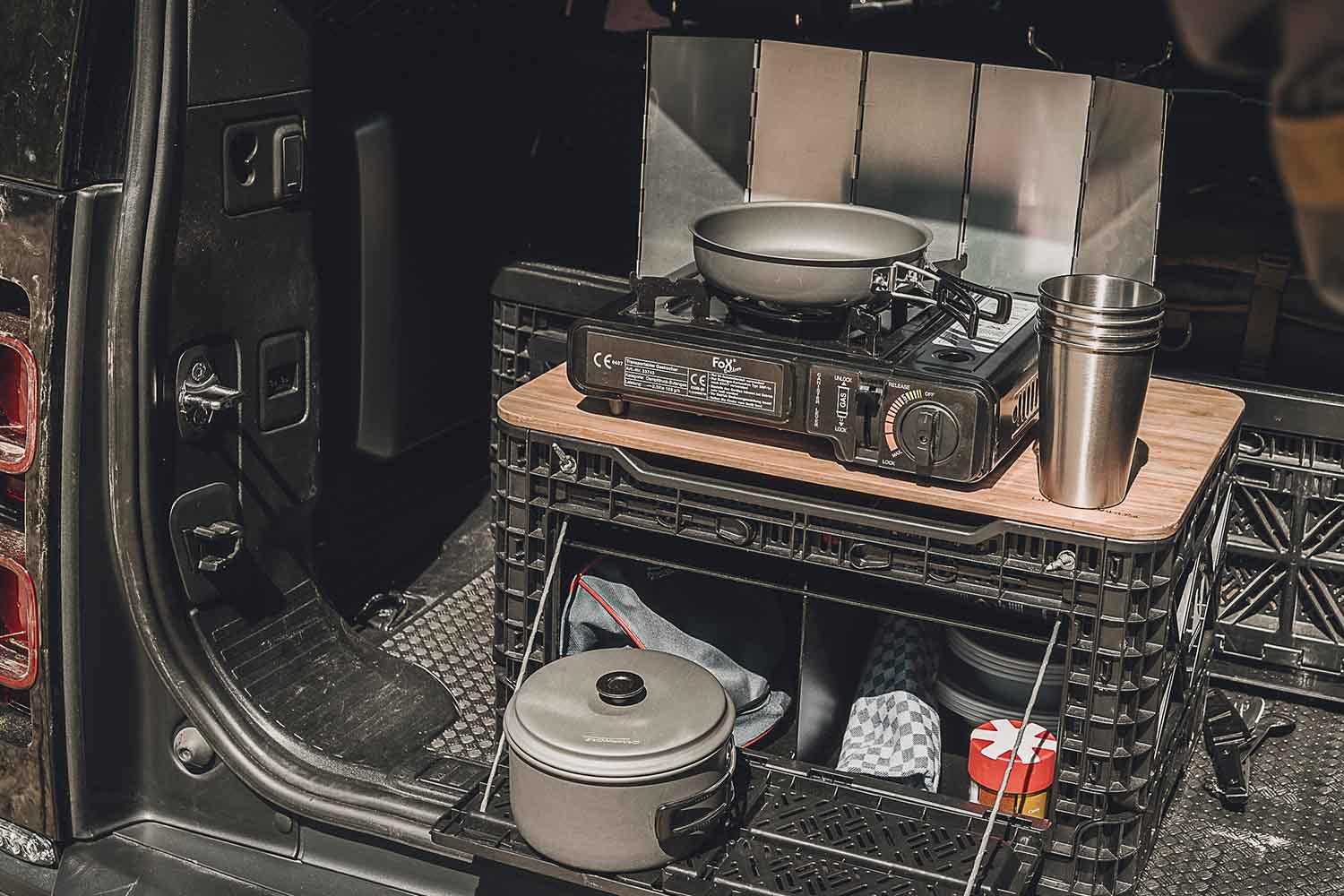 Kitchen in a Transformer box, including a gas hob and crockery