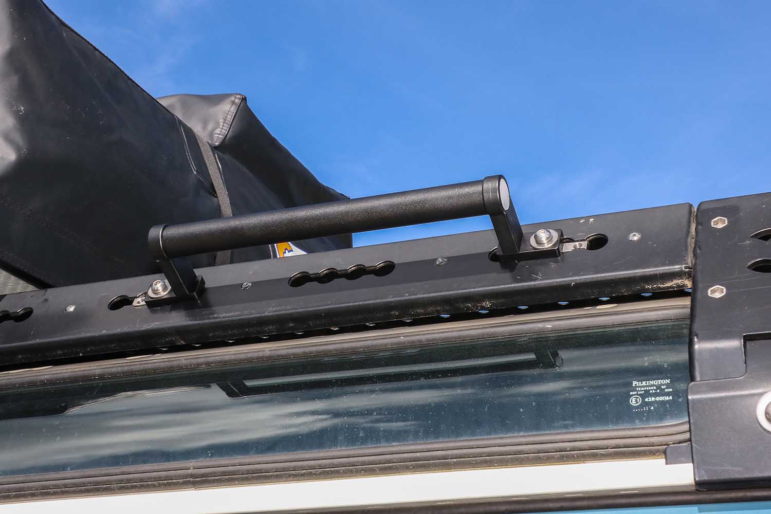 Griff mit Adapterplatten, zur Montage am Dachträger