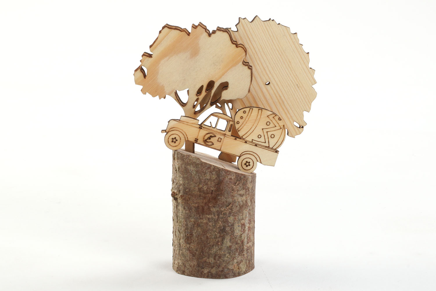 Der Landy bringt das Osterei – Land Rover Serie 3 - Deko auf Holzstumpf