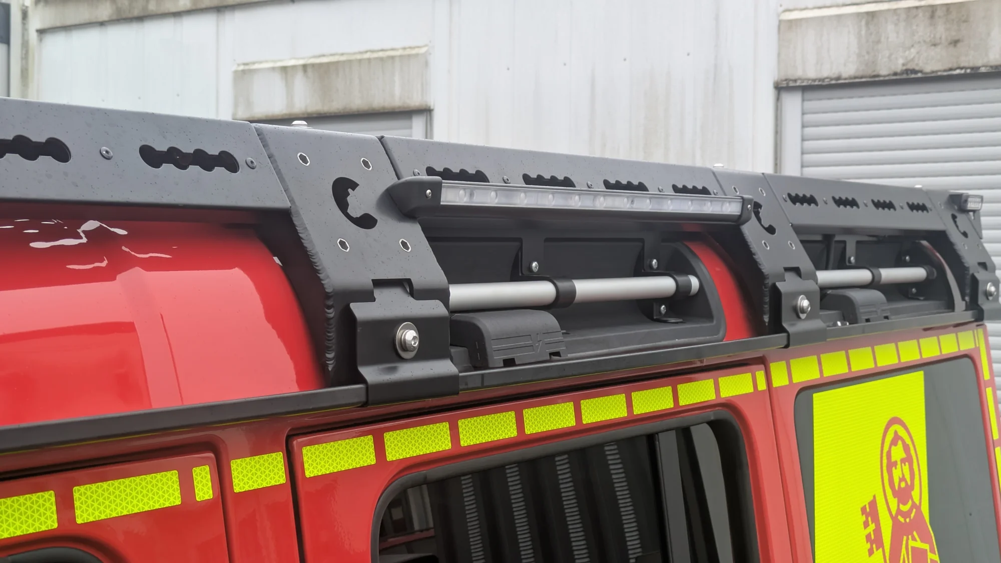 Ineos-Grenadier-Cargobear-Dachtraeger-Feuerwehr-Trier-8