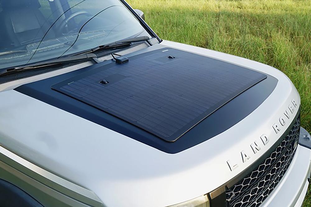 Solarpanel auf der Motorhaube eines Land Rover Discovery – Anwendungsbeispiel