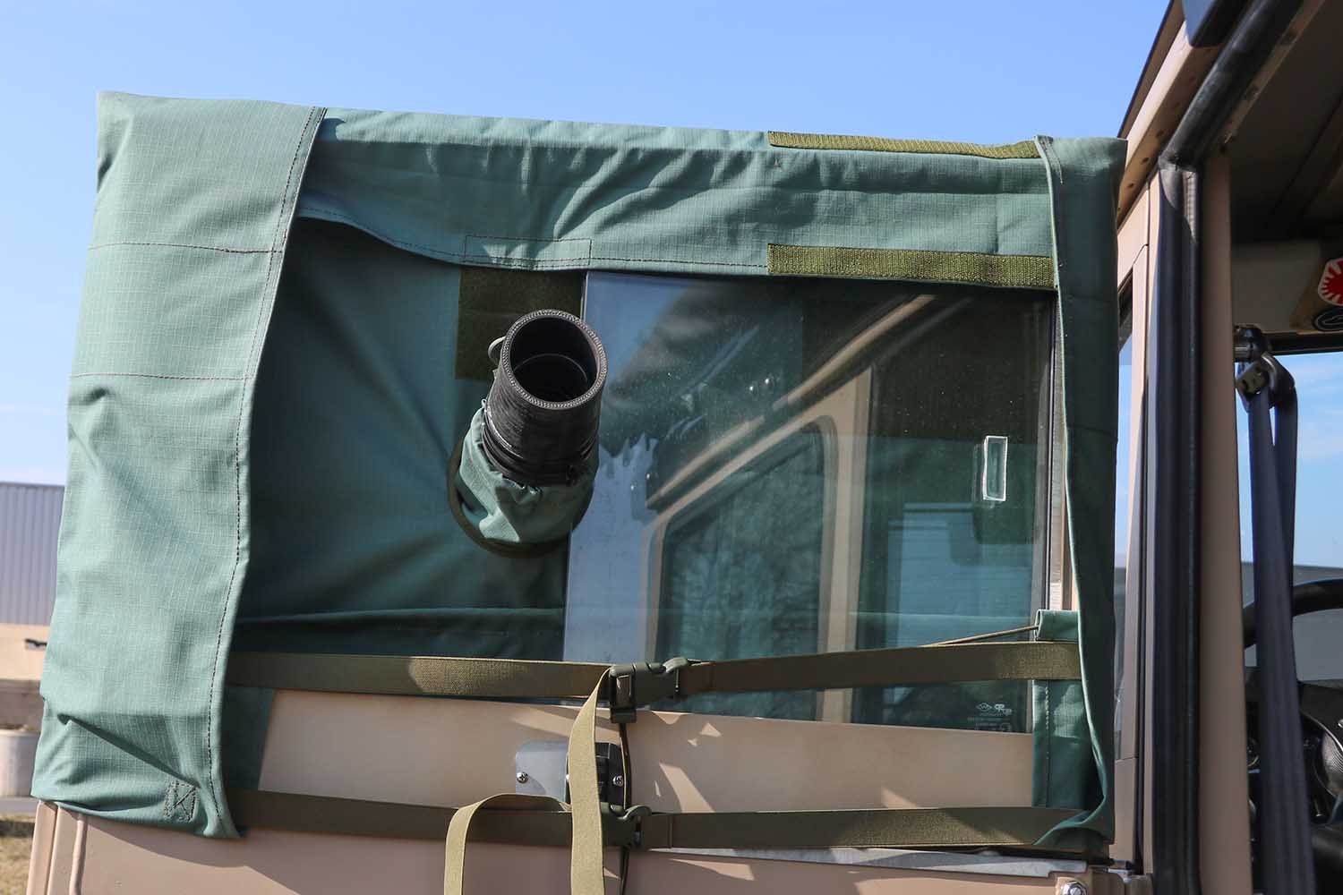 Warmluftdurchführung aus robustem Zeltstoff