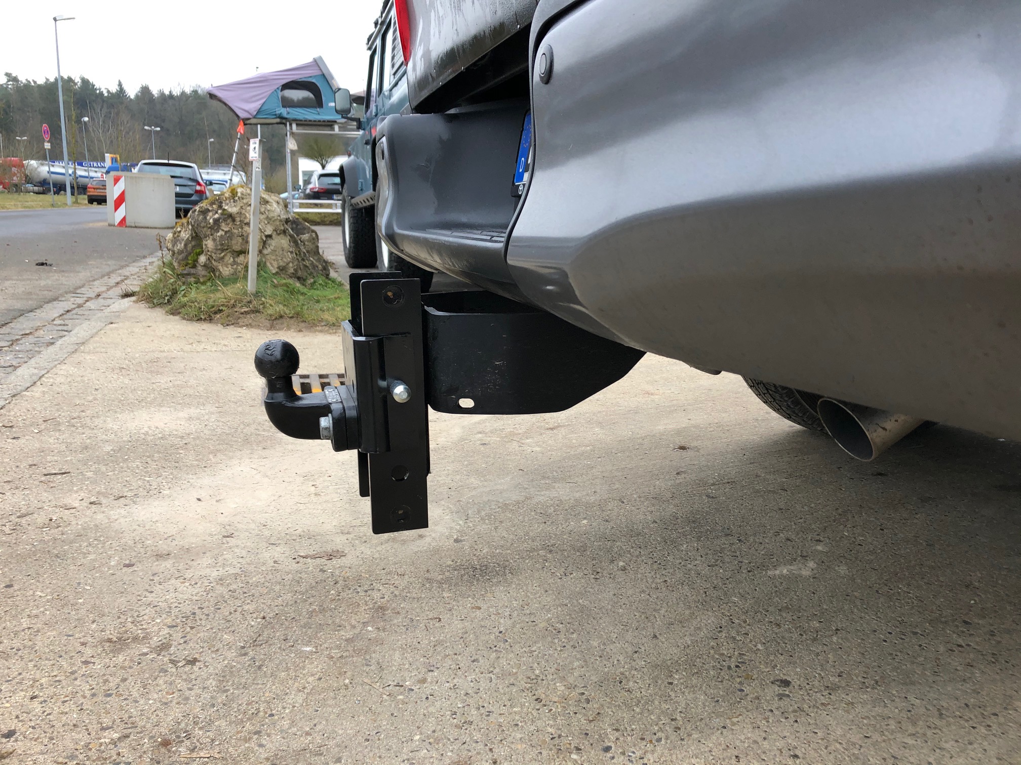 Adjustable tow bar hitch mounted on off-road vehicle