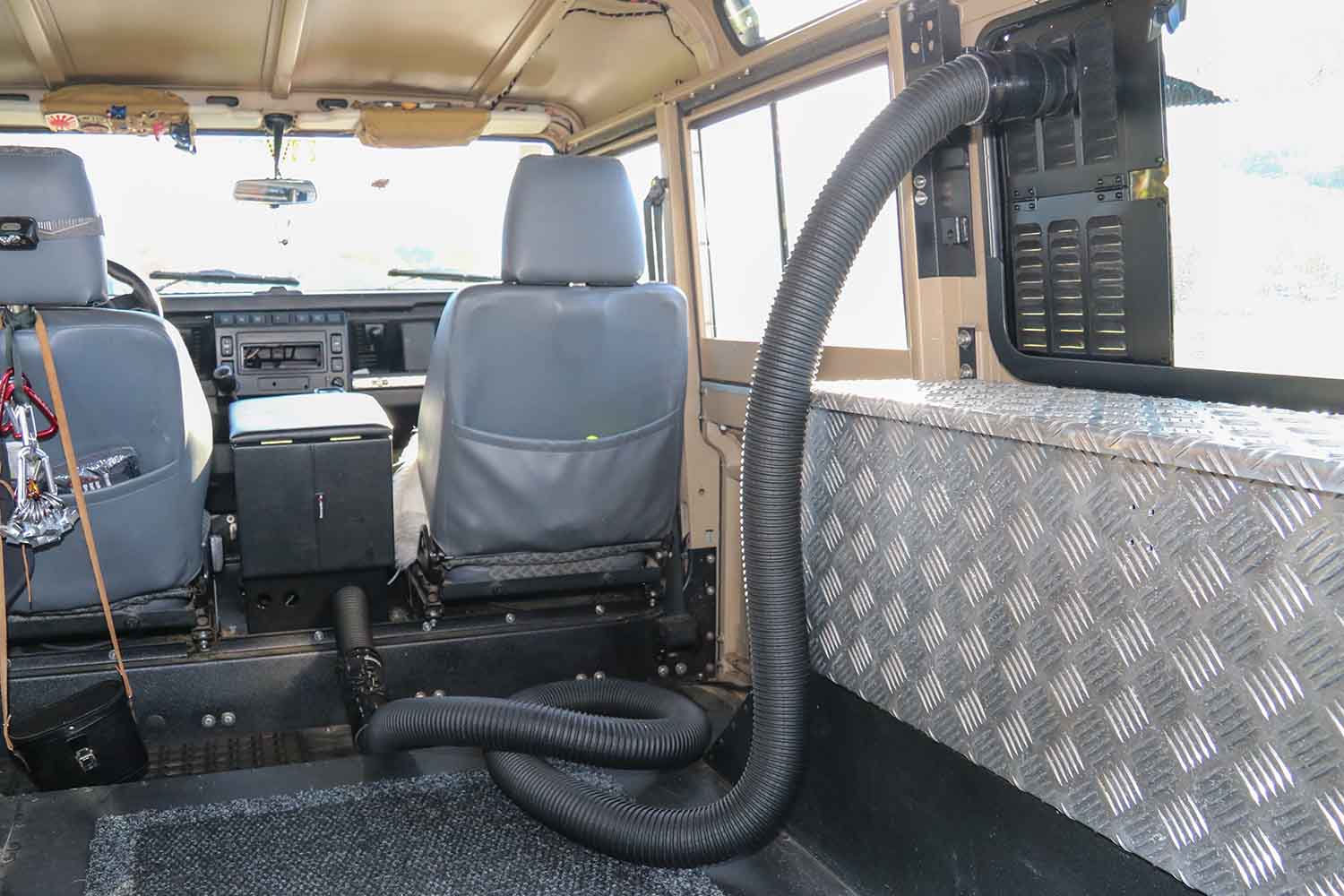 Anwendungsbeispiel, Warmluftdurchführung von festeingebauter Standheizung nach außen