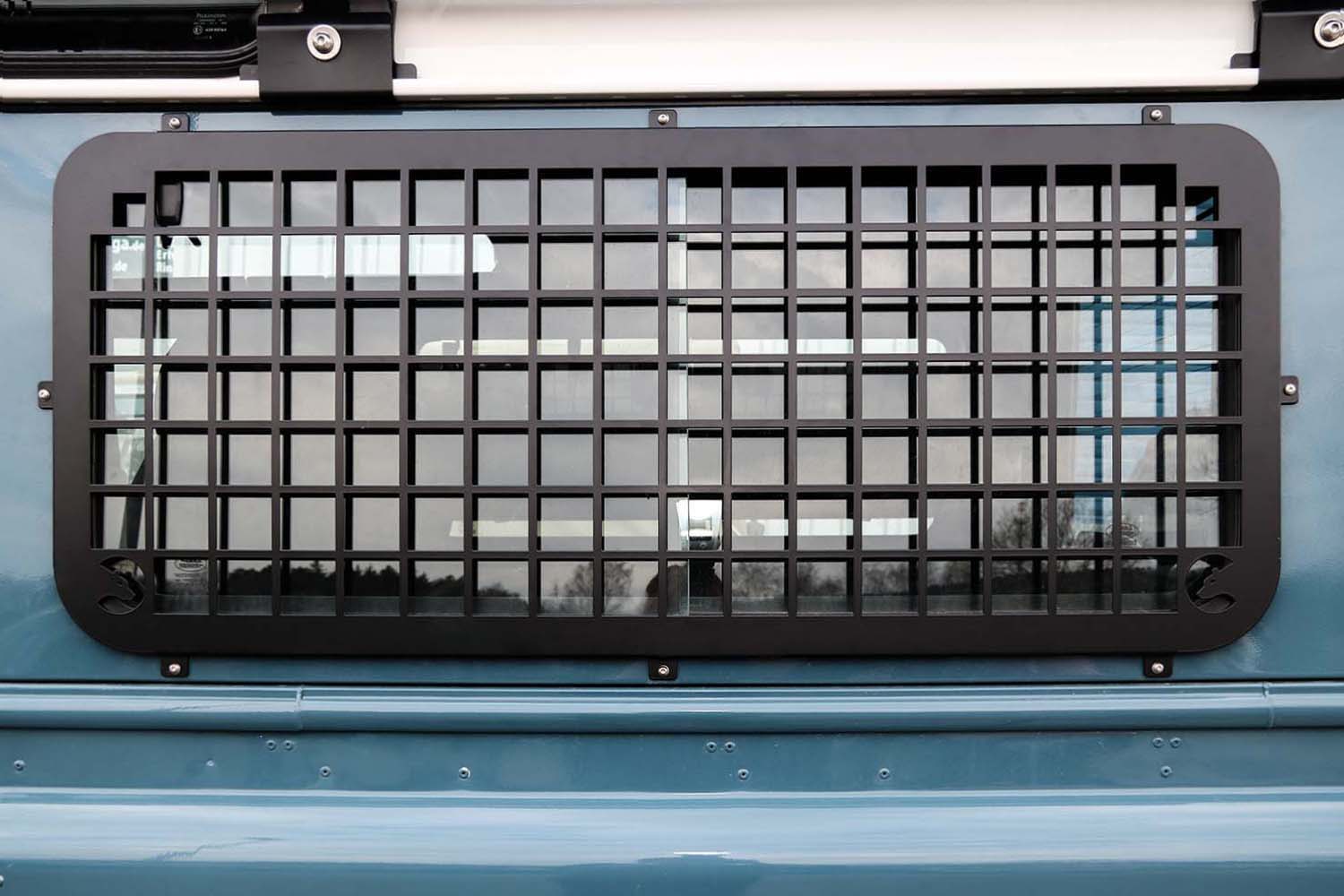 Rear side window guards for Land Rover Defender 90/110 - shop now!