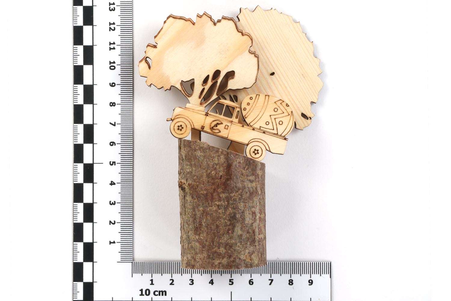 Maße, Der Landy bringt das Osterei – Land Rover Serie 3 - Dekoartikel, aus Holz auf Holzstumpf