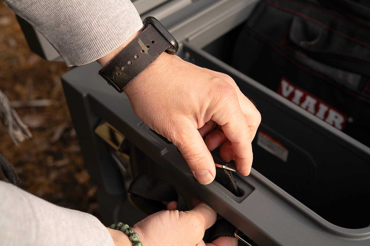 Transportbox, Detailaufnahme, abnehmbare Tragegriffe