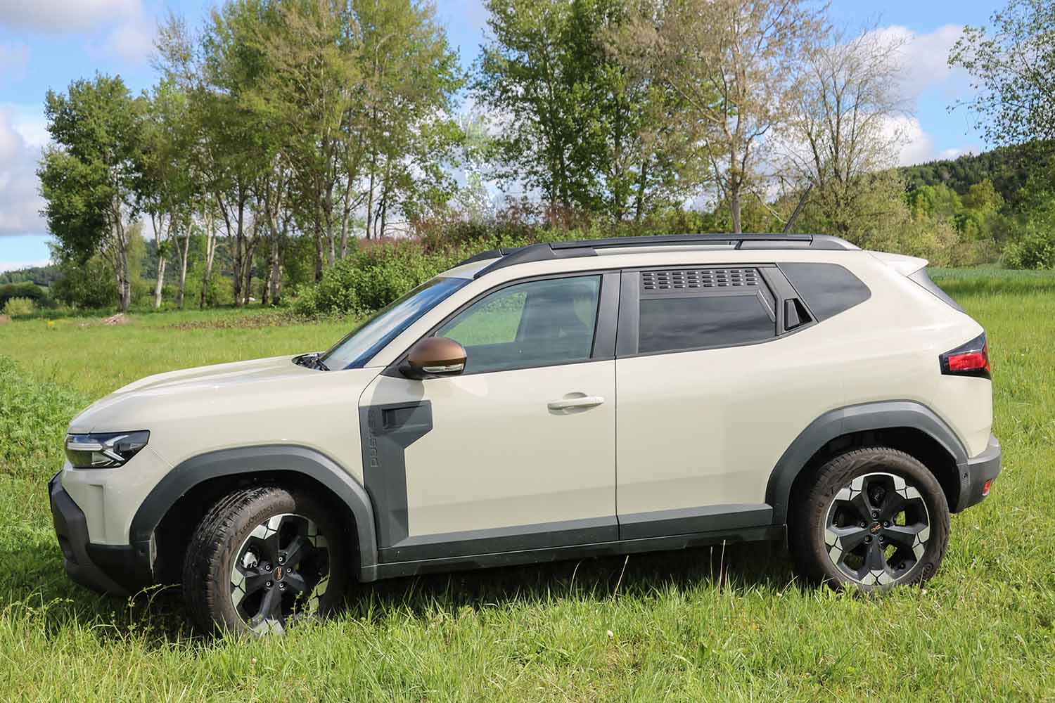 Lüftungsblech für Dacia Duster, Ansicht komplettes Fahrzeug