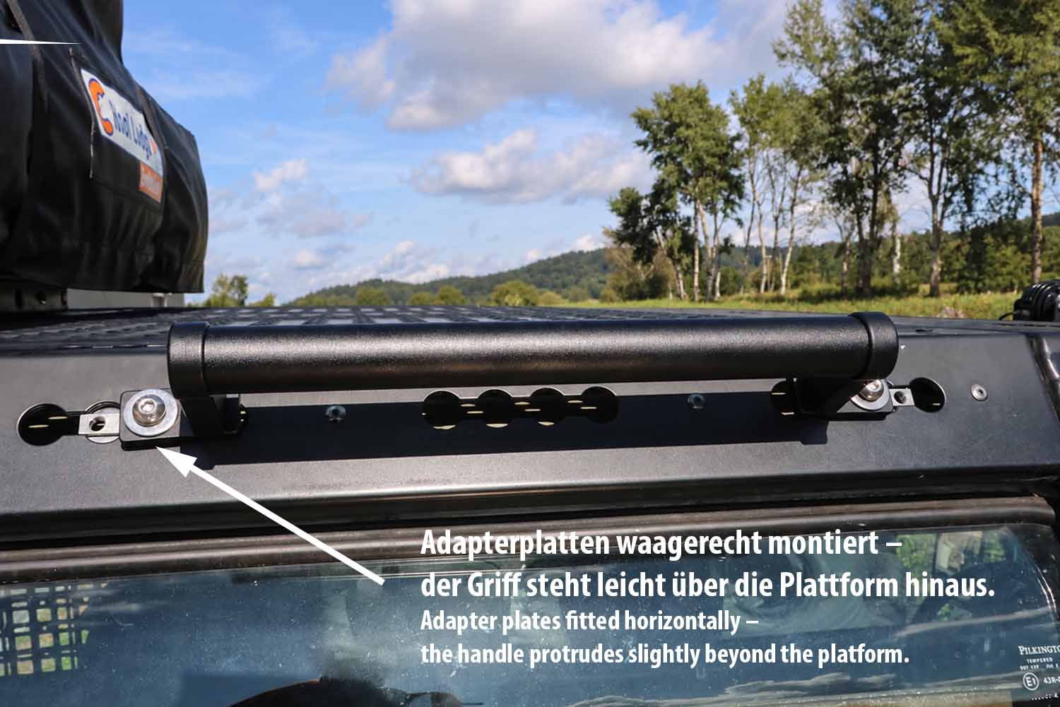 Griff mit waagrecht montierten Adapterplatten am CargoBear Dachträger