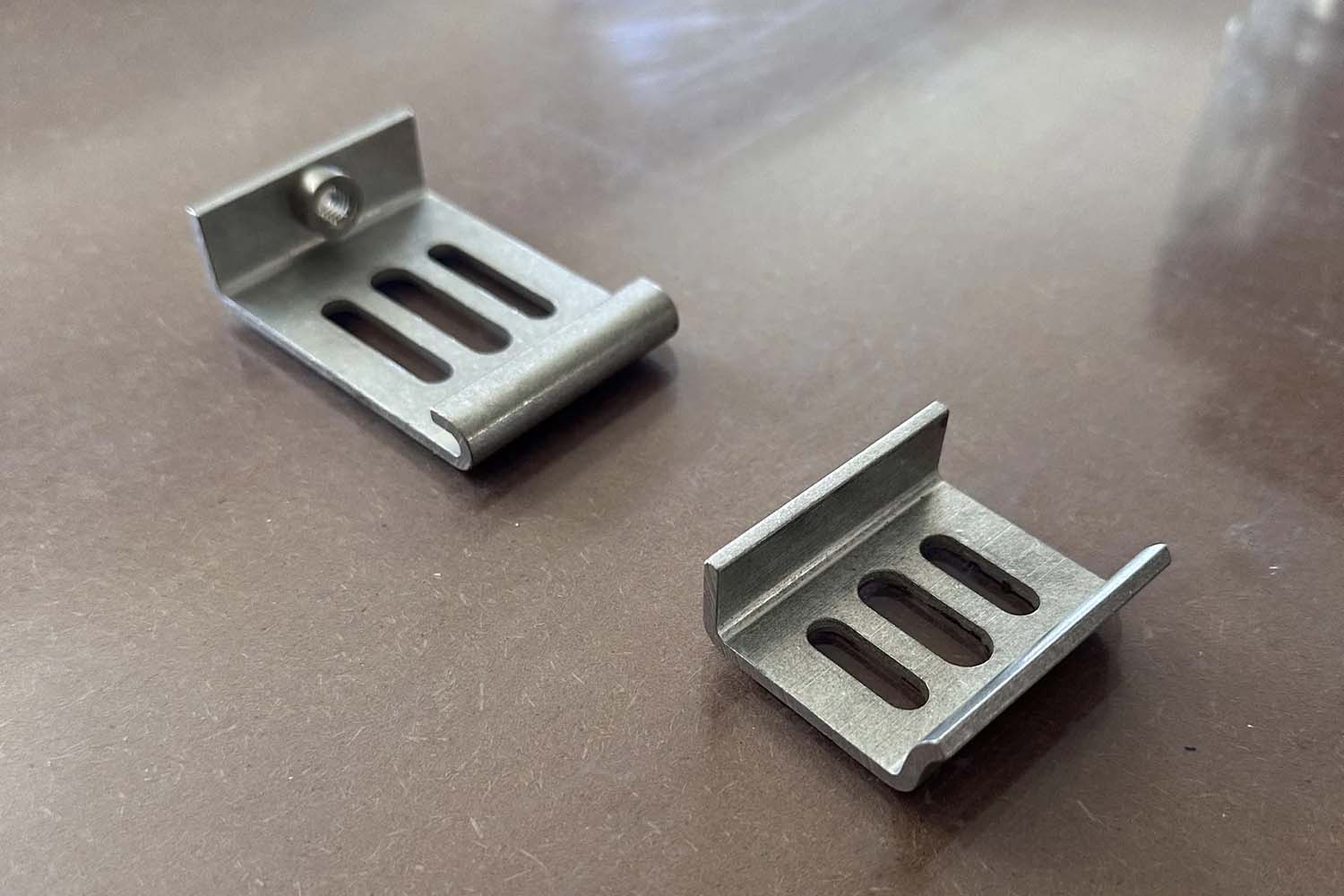 Universelle Halterung für Aluboxen klein, ideal für Prinsu-Dachträger