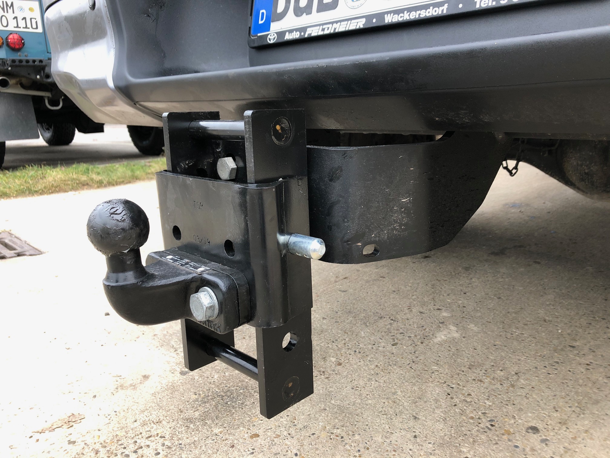 Heavy duty adjustable towbar hitch mounted to SUV