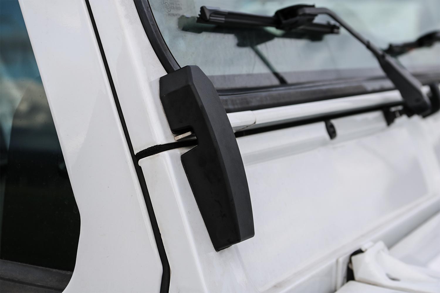 Defender windscreen bracket kit
