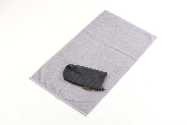 Mesh-Tasche mit Handtuch