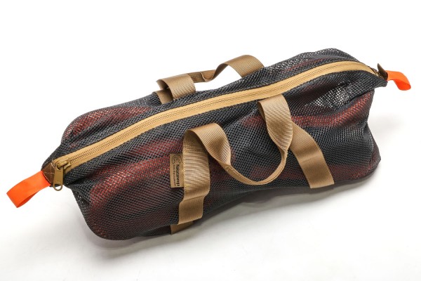 Mesh carrying bag for mountain ropes