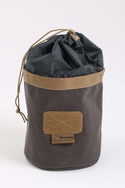Universal bucket grey-coyote with drawstring