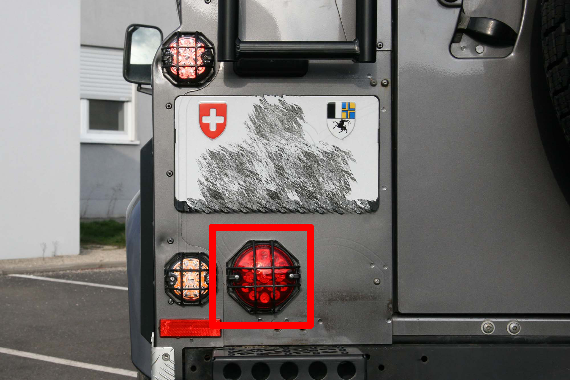 Einbausockel für Nebelschlussleuchte und Rückfahrscheinwerfer, passend für  Defender, Beleuchtung, Zubehör Defender, Fahrzeugtechnik