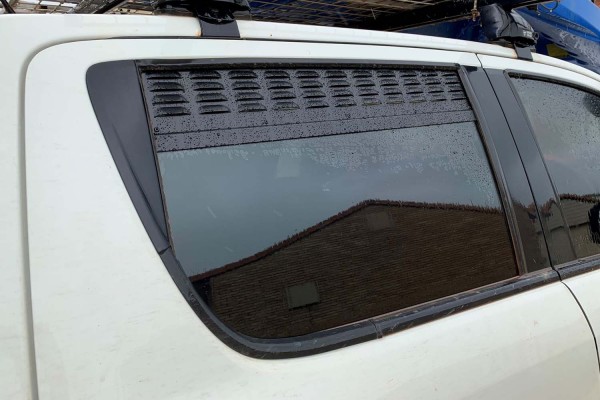 Nakatanenga Lüftungsbleche Seitenfenster hinten für Mazda BT 50 BJ 2012, montiert
